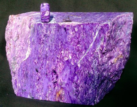 Фиолетовый камень чароит: кому подходит?