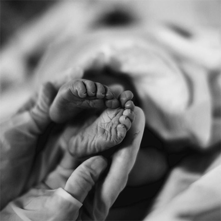 Юлия Ковальчук опубликовала первое фото новорожденной дочери
