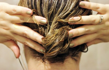 Как восстановить поврежденные после лета волосы?