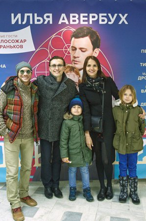 Сергей Безруков вышел в свет со старшими детьми