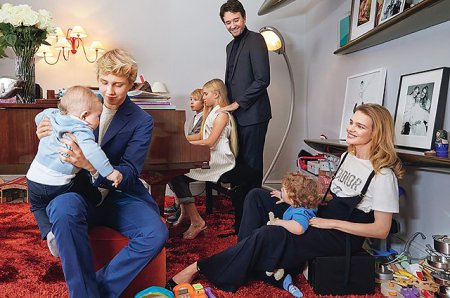 Наталья Водянова выставила фотографию с Антуаном Арно и детьми