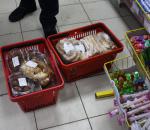 Две корзины просроченных продуктов изъяли в мини-маркете на улице Кубинской в Вологде
