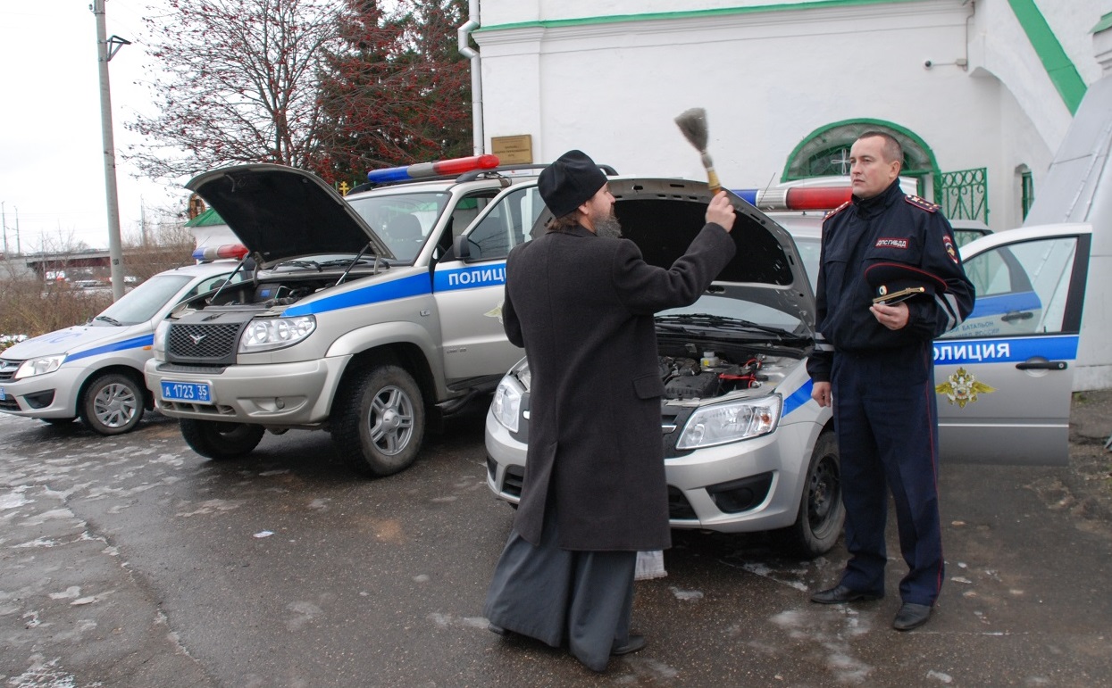 В Вологодской области освятили еще одну дорогу и патрульные машины ГИБДД