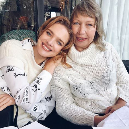 Наталья Водянова отдыхает с мамой в Париже