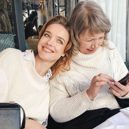 Наталья Водянова отдыхает с мамой в Париже