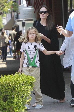 Анджелина Джоли провела дочь на карате