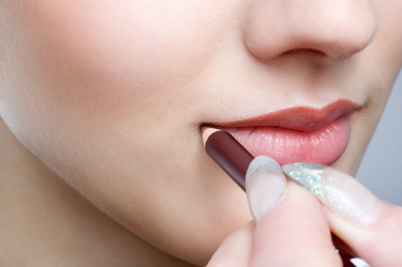 Как правильно наносить губную помаду?