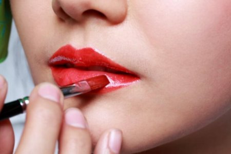 Как правильно наносить губную помаду?