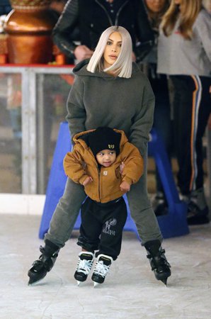 Кортни и Ким Кардашьян катаются с детьми на коньках
