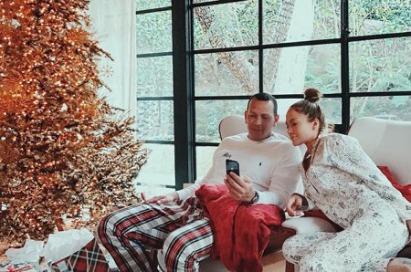 Дженнифер Лопес и Алекс Родригес провели рождество в пижамах